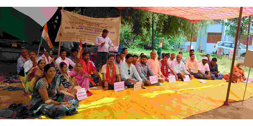 जनसंख्या नियंत्रण कानून व यूनिफॉर्म सिविल कोड की मांग को लेकर राष्ट्रीय हिंदू फ्रंट का धरना प्रदर्शन